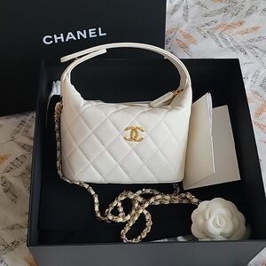 Chanel Ivory Quilted Shoulder Bag with Gold Chain